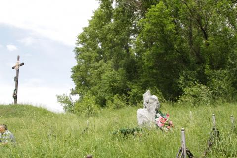 Памятник на месте перезахоронения останков. Фотография 2011 года. Источник: Архив НИЦ «Мемориал»
