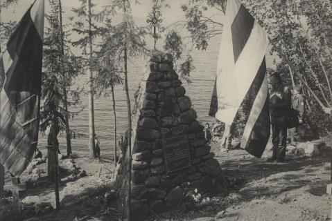 Фотография 1990 года. Источник: http://www.memorial.krsk.ru/Reabil/Pamyat/043.htm